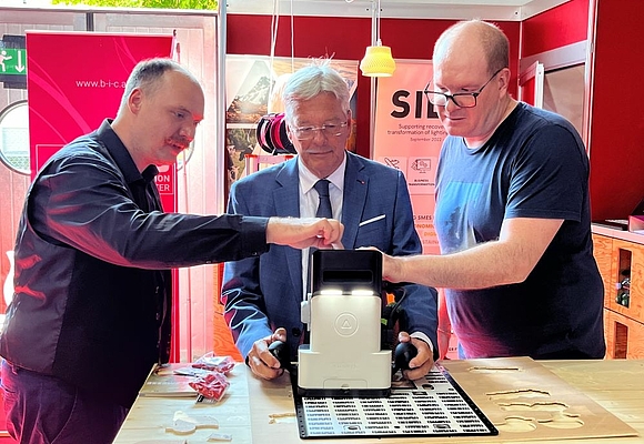 V.l.: Viktor Weichselbaumer (Business Upper Austria), Landeshauptmann Peter Kaiser und Stephan Hölzl (Business Upper Austria) in der Innovation Area ©Business Upper Austria